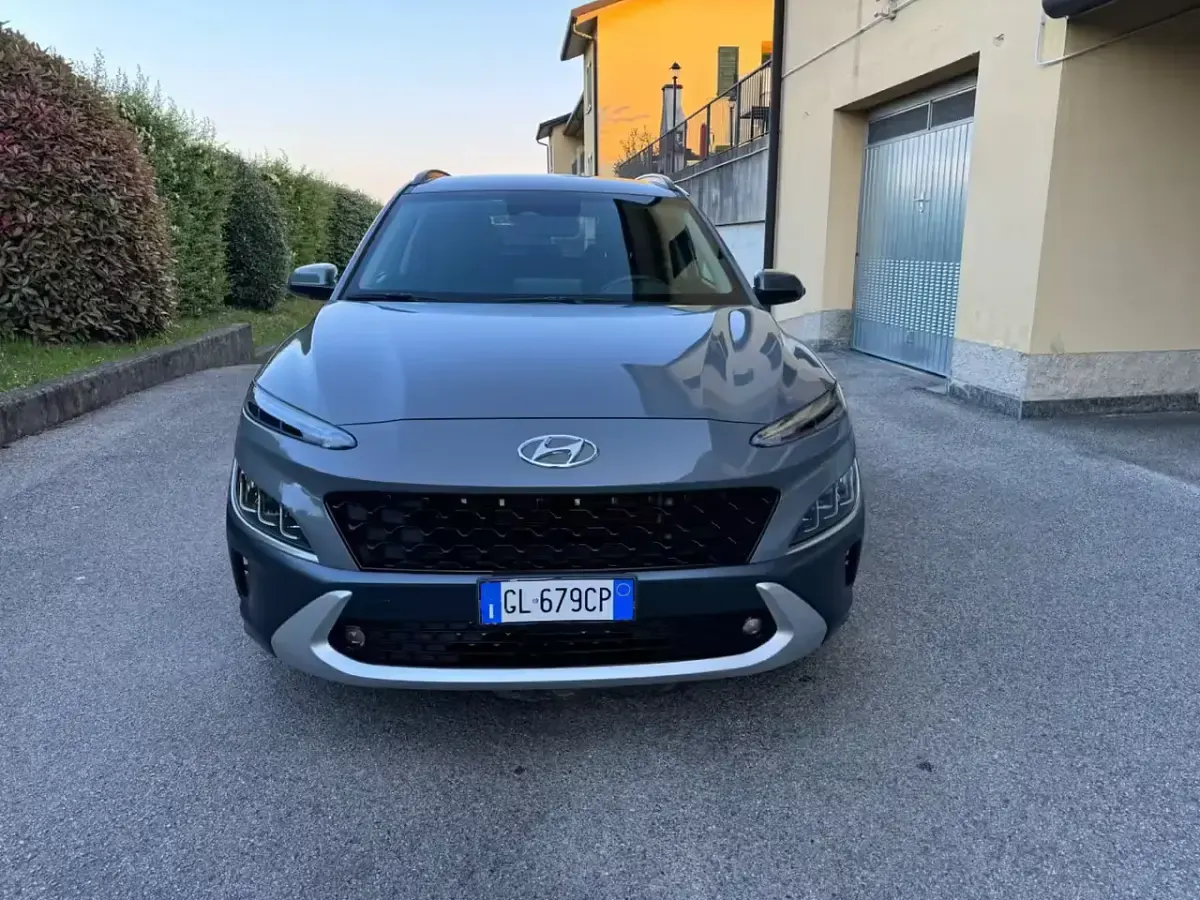 Käytetty Hyundai Kona 104 HP (76 kW) 2022 Harmaa Katumaasturi