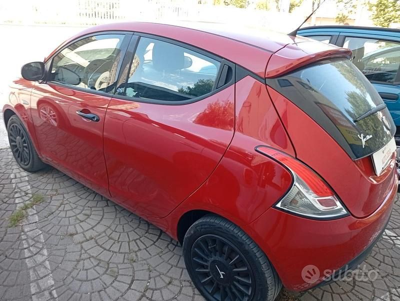 Usata Lancia Ypsilon Gold 69 CV (50 kW) 2018 Rosso Utilitaria