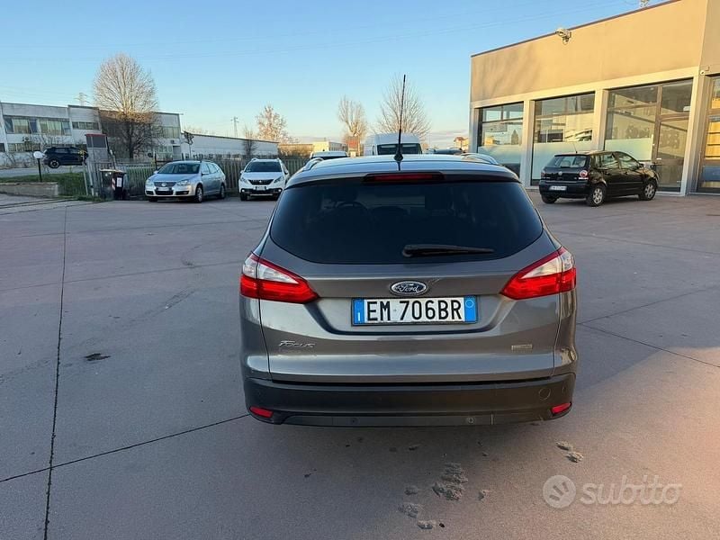 Begagnad Ford Focus Titanium 115 HK (84 kW) 2012 Grå Kombi