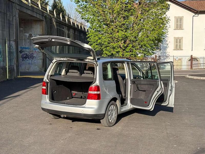 Usata VW Touran Trendline 101 CV (74 kW) 2004 Grigio Monovolume