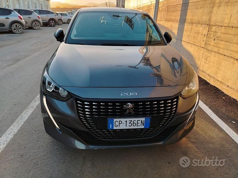 Usata Peugeot 208 Allure 101 CV (74 kW) 2023 Grigio Utilitaria