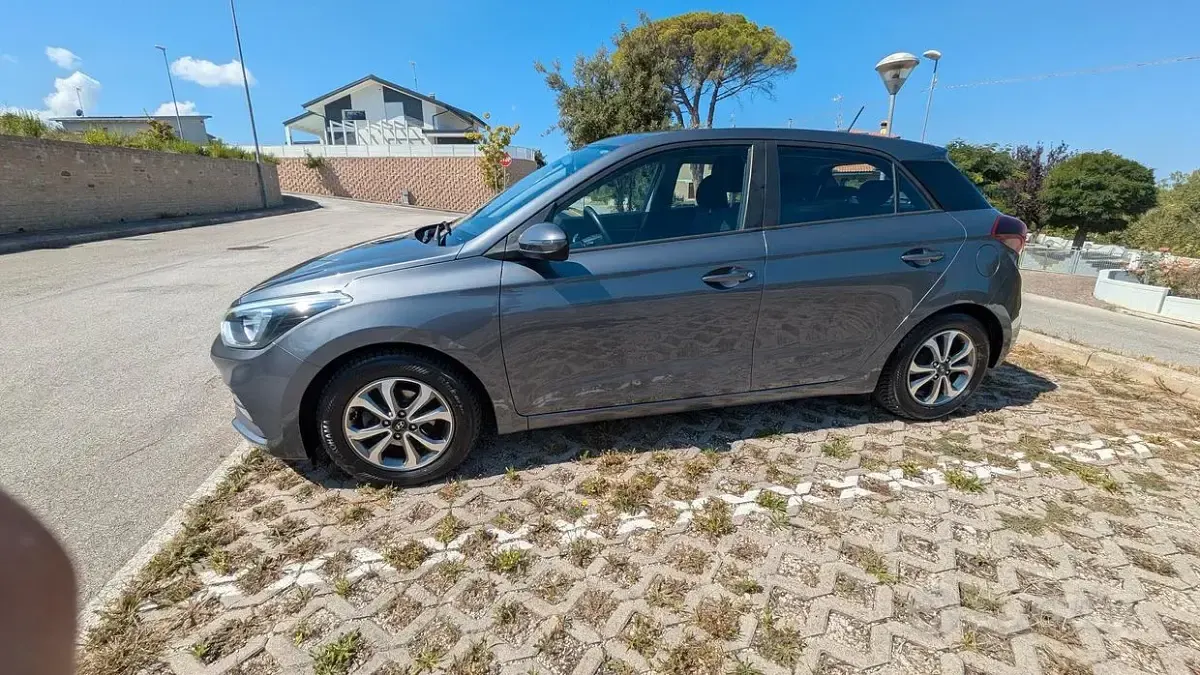 Usata Hyundai i20 75 CV (55 kW) 2019 Grigio Utilitaria