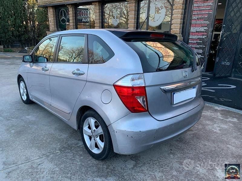 Usata Honda FR-V Comfort 141 CV (103 kW) 2006 Grigio chiaro Monovolume
