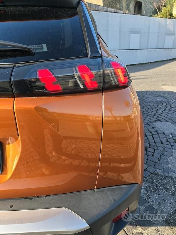 Usata Peugeot 2008 Allure 100 CV (73 kW) 2023 Arancione SUV