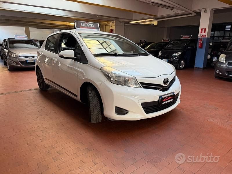 Usata Toyota Yaris 69 CV (50 kW) 2013 Bianco Utilitaria