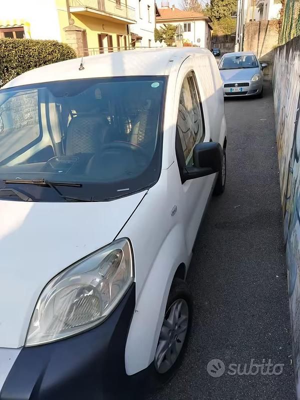 Usata Peugeot Bipper 75 CV (55 kW) 2011 Bianco Monovolume