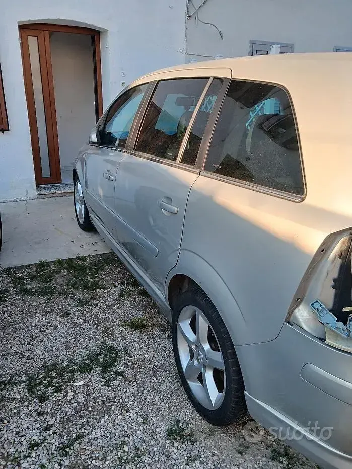 Usata Opel Zafira 150 CV (110 kW) 2009 Monovolume