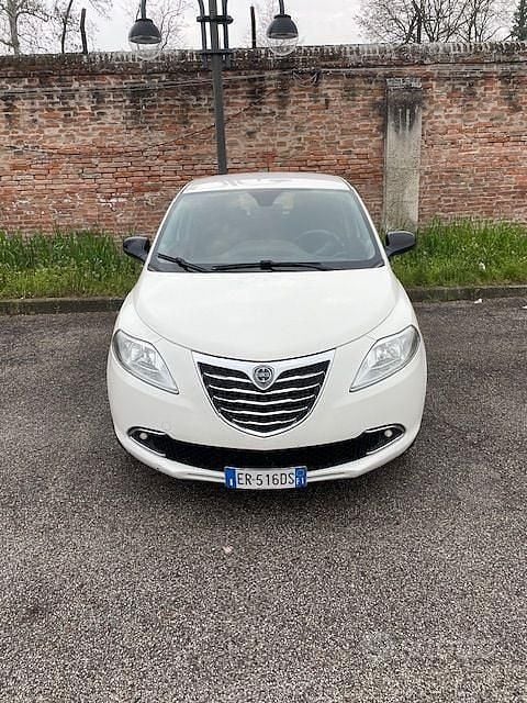 Usata Lancia Ypsilon Silver 69 CV (50 kW) 2013 Bianco Utilitaria