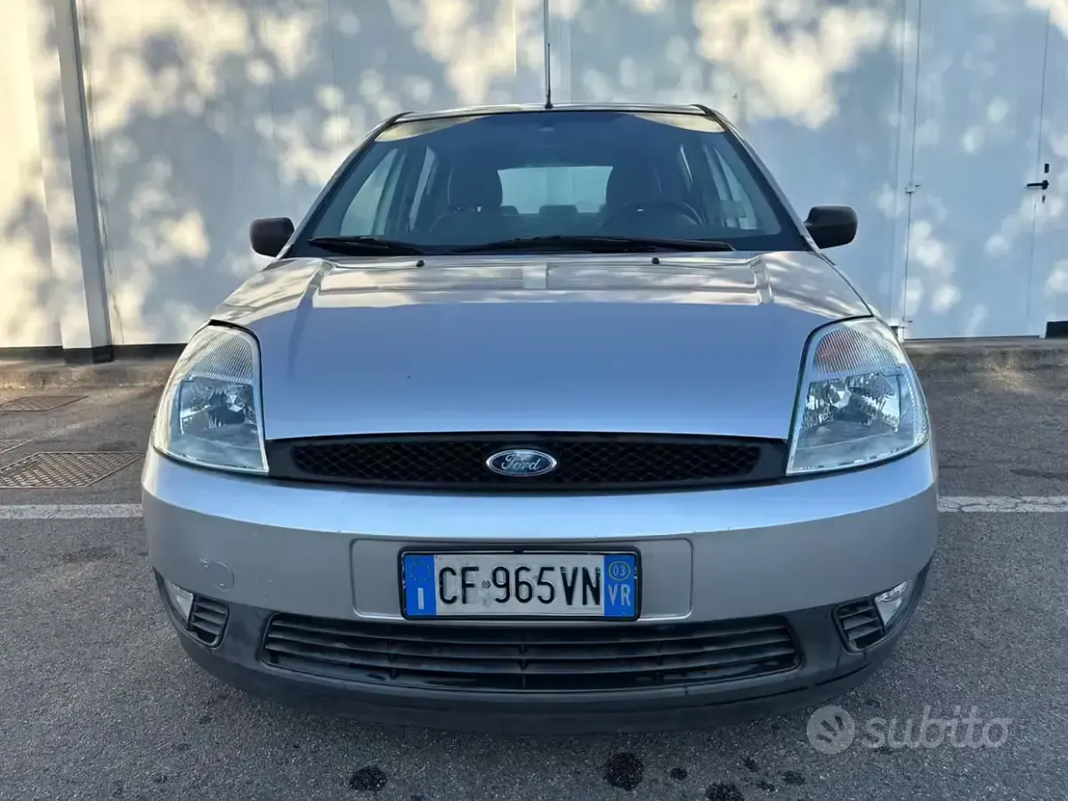 Usado Ford Fiesta 68 HP (50 kW) 2003 Cinzento Citadino
