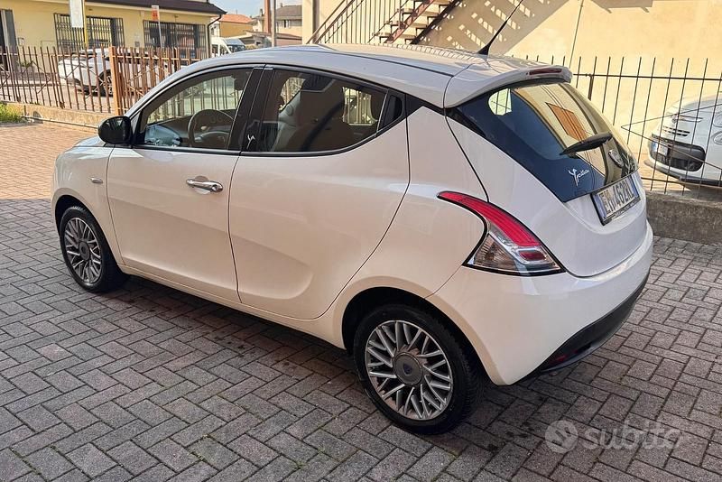 Usata Lancia Ypsilon 69 CV (50 kW) 2012 Bianco Utilitaria