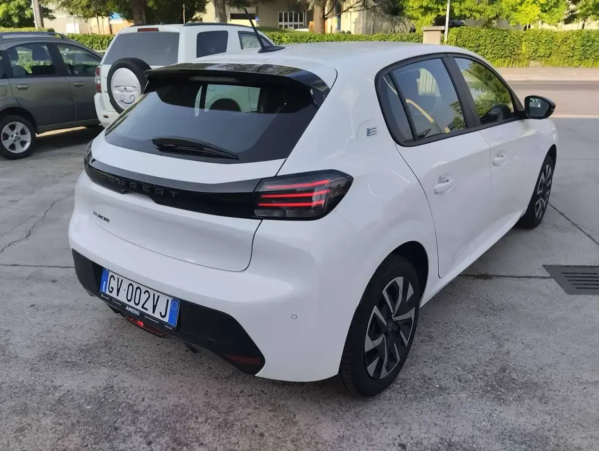 Usata Peugeot 208 Active 56 kW (77 CV) 2024 Bianco banchisa Utilitaria