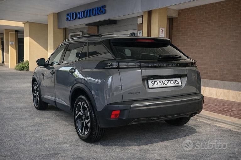 Usata Peugeot 2008 Allure 101 CV (74 kW) 2024 Grigio SUV