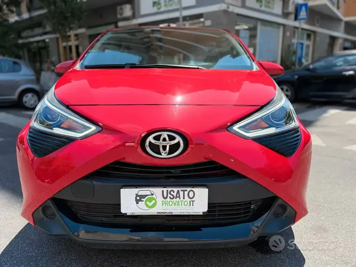 Usata Toyota Aygo 72 CV (52 kW) 2021 Rosso Utilitaria