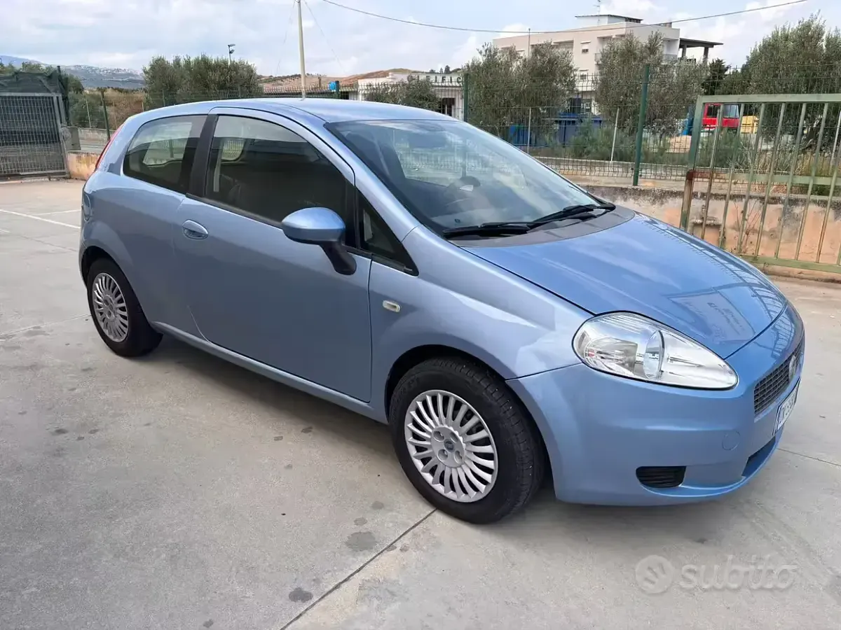 Usata Fiat Grande Punto 65 CV (47 kW) 2007 Bluazzurro Utilitaria