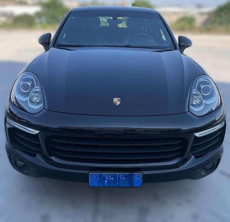 Nero Usata 2017 Porsche Cayenne Platinum Edition SUV | 29.000 € (Buon prezzo) - Immagine 1/4