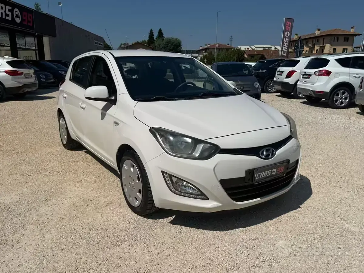 Usata Hyundai i20 Edition 85 CV (62 kW) 2014 Bianco Utilitaria