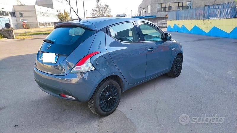 Usata Lancia Ypsilon Gold 69 CV (50 kW) 2015 Grigio Utilitaria