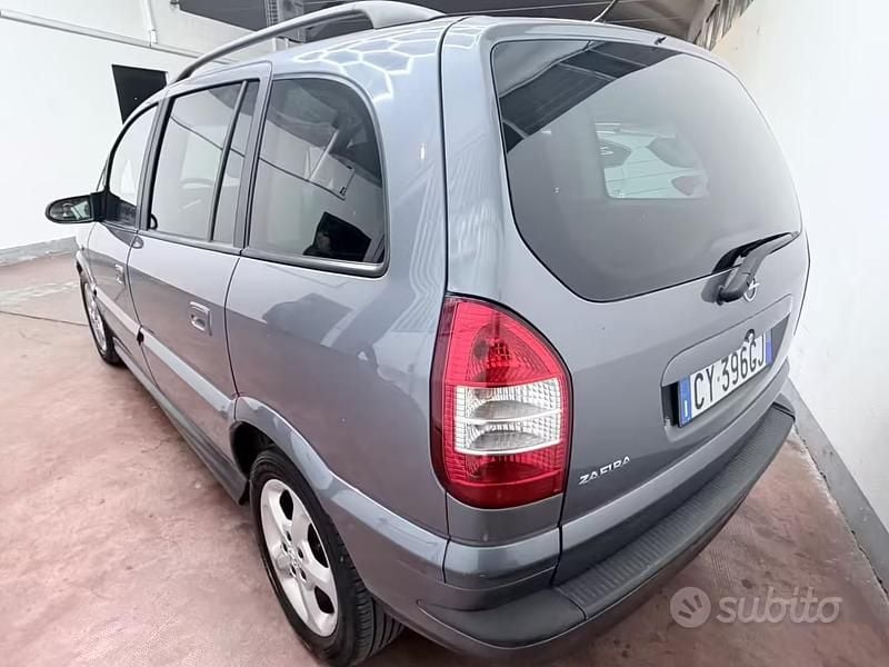 Usata Opel Zafira 96 CV (70 kW) 2005 Grigio Monovolume