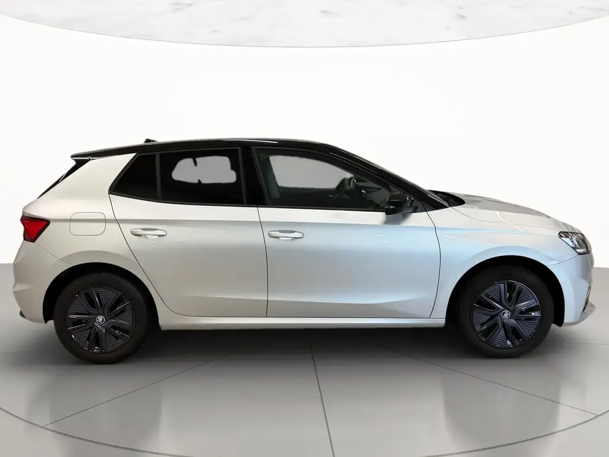 Usata Skoda Fabia 95 CV (69 kW) 2025 Argento brillante metallizzato nero tulipano perlato Utilitaria