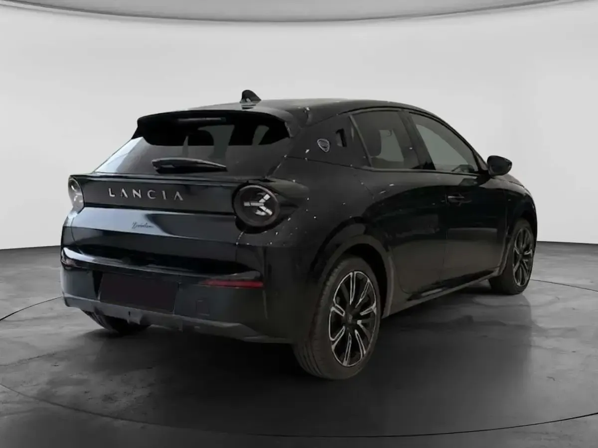 Usata Lancia Ypsilon 61 kW (84 CV) 2025 Nero Utilitaria