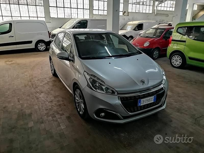 Grigio Usata 2018 Peugeot 208 Allure Due volumi | 9950 € (Buon prezzo) - Immagine 1/4