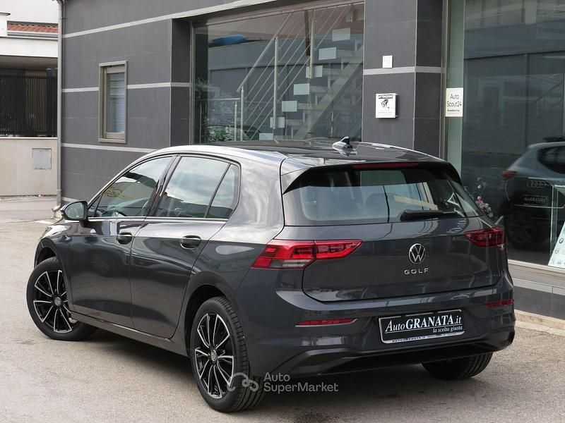 Usata VW Golf VIII Life 110 CV (80 kW) 2022 Grigio urano Berlina