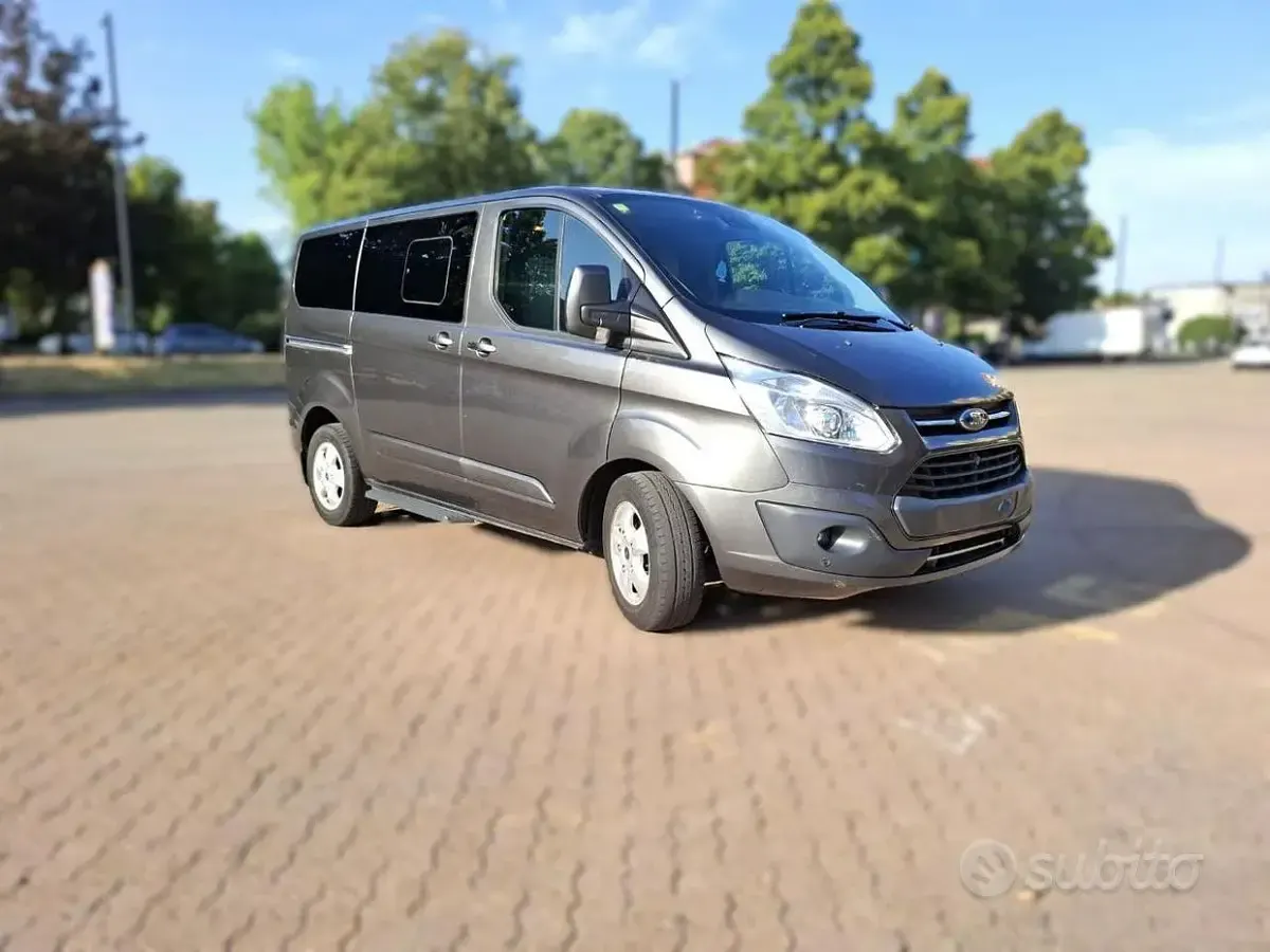 Usata Ford T 131 CV (96 kW) 2018 Grigio Monovolume