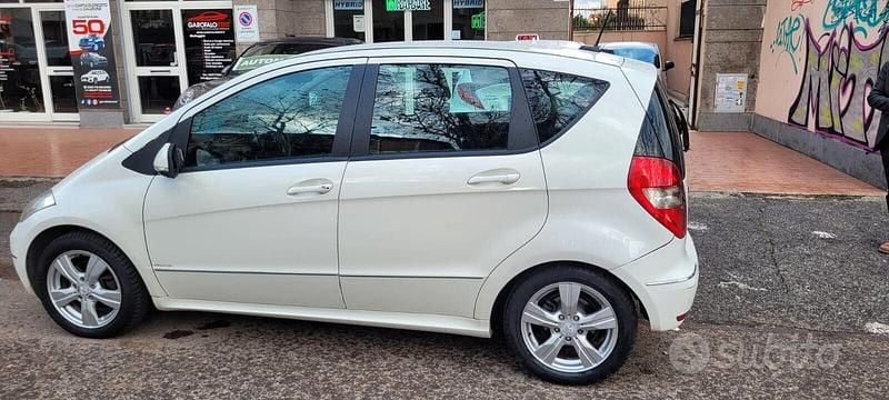 Usata Mercedes A180 Premium 108 CV (79 kW) 2011 Bianco Berlina