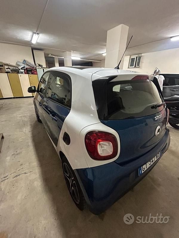 Begagnad Smart ForFour Prime 71 HK (52 kW) 2015 Blå Halvkombi