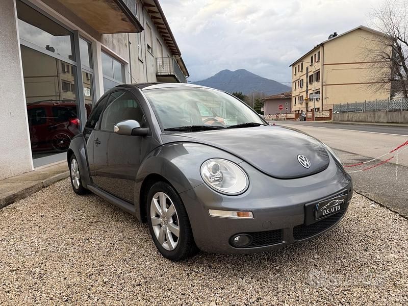 Usata VW New Beetle 105 CV (77 kW) 2009 Grigio Utilitaria