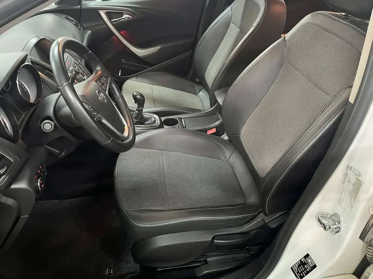 Usata Opel Astra Cosmo 140 CV (102 kW) 2010 Bianco Berlina