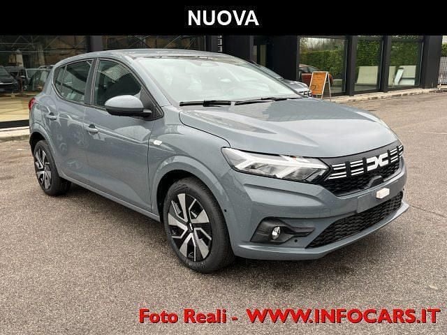 Grigio road pastello Nuova 2025 Dacia Sandero Expression Tre volumi | 15.990 € (Ottimo prezzo) - Immagine 1/3