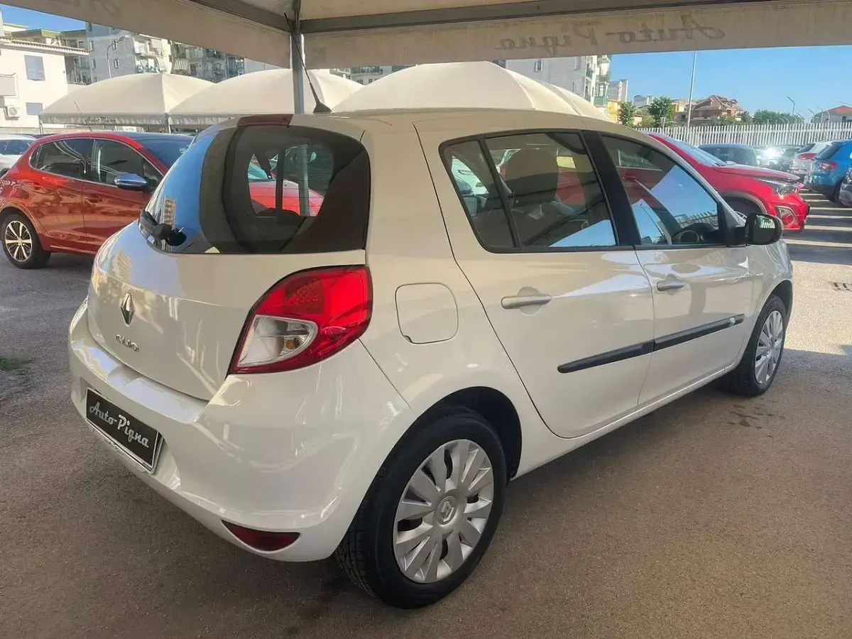 Usata Renault Clio III 68 CV (50 kW) 2010 Bianco Berlina