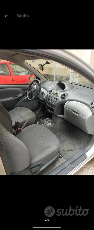 Usata Toyota Yaris 86 CV (63 kW) 2000 Grigio Utilitaria