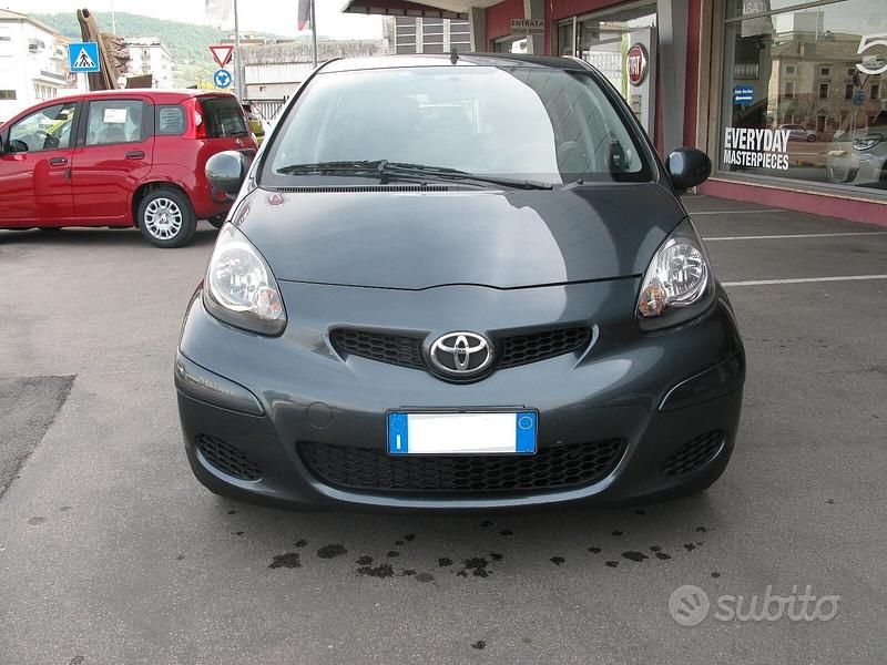 Usata Toyota Aygo 68 CV (50 kW) 2011 Grigio Utilitaria
