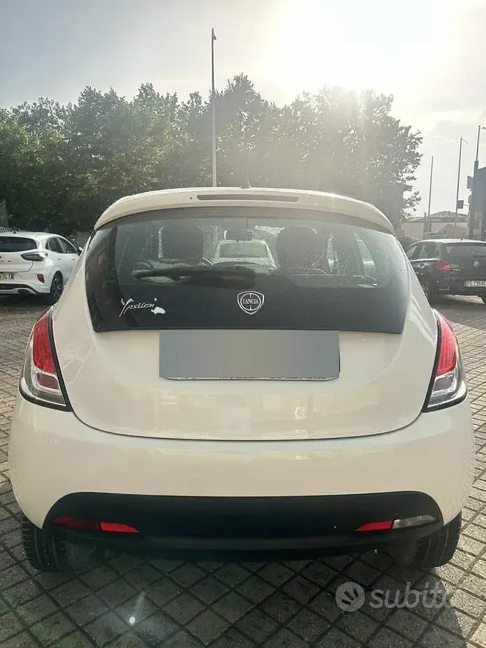 Usata Lancia Ypsilon 85 CV (62 kW) 2015 Bianco Utilitaria