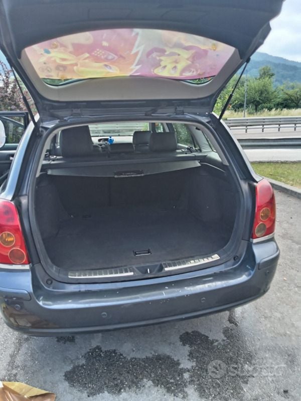 Usata Toyota Avensis 150 CV (110 kW) 2006 Grigio Station wagon
