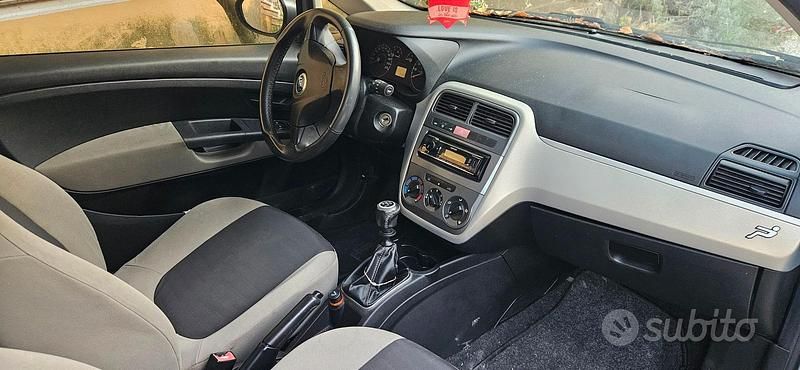 Usata Fiat Punto 80 CV (58 kW) 2005 Grigio Utilitaria