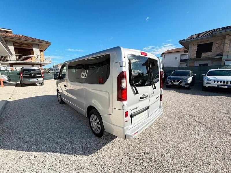Usata Opel Vivaro 120 CV (88 kW) 2015 Argento Monovolume