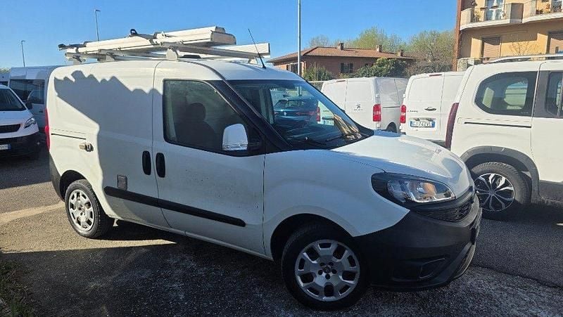Usata Fiat Doblò 120 CV (88 kW) 2019 Bianco / pastello Monovolume