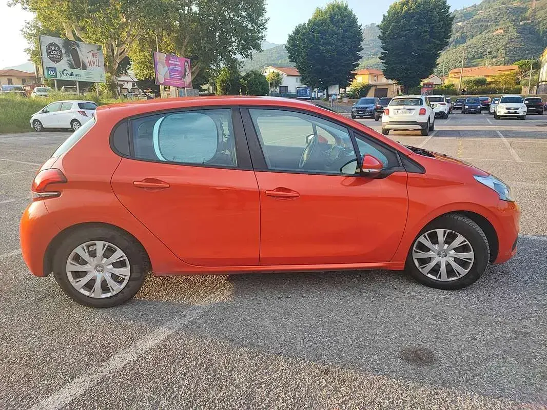 Usata Peugeot 208 Active 75 CV (55 kW) 2016 Rosso Utilitaria