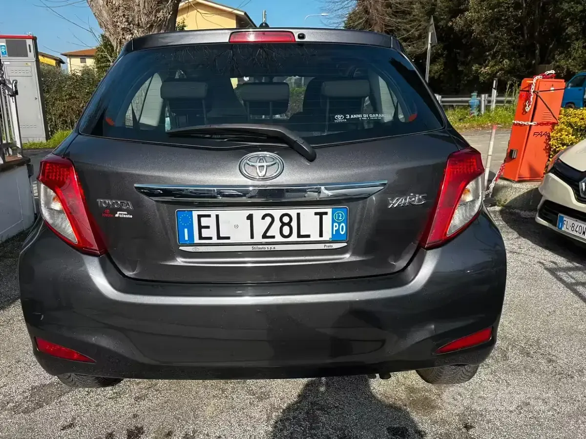 Usata Toyota Yaris Active 69 CV (50 kW) 2012 Grigio Utilitaria