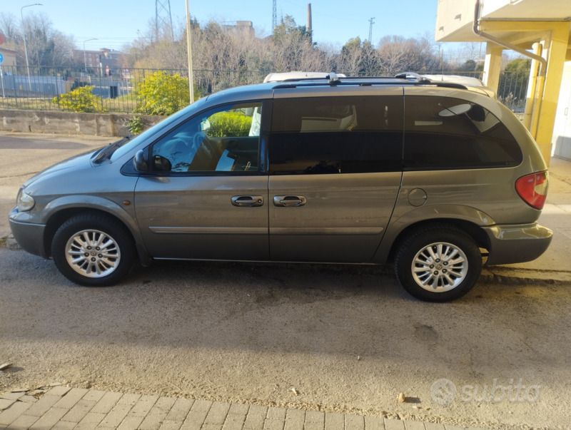 Usata Chrysler Voyager 143 CV (105 kW) 2007 Grigio Monovolume