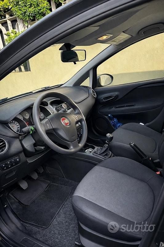 Usado Fiat Punto 69 CV (50 kW) 2016 Gris Utilitario