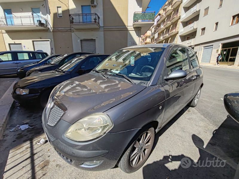 Usata Lancia Ypsilon 69 CV (50 kW) 2001 Grigio Utilitaria
