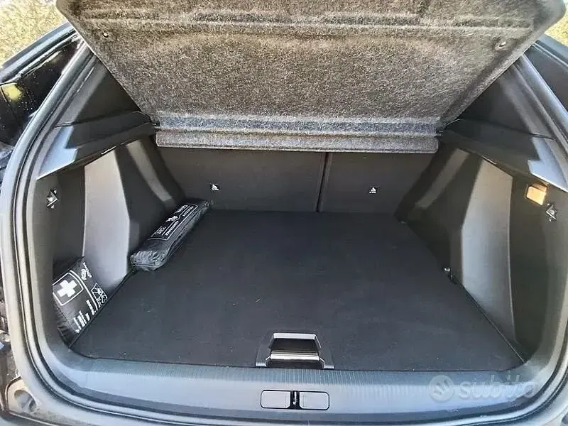 Usata Peugeot 2008 Allure 101 CV (74 kW) 2024 Nero SUV