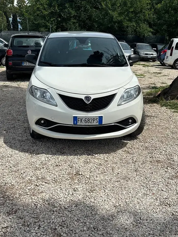 Usata Lancia Ypsilon Platinum 80 CV (58 kW) 2017 Bianco Utilitaria