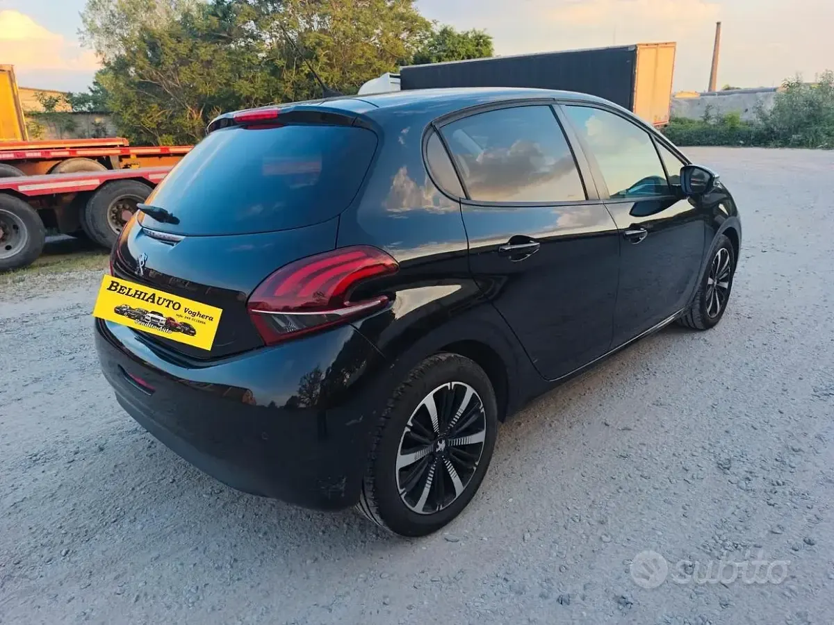 Usata Peugeot 208 83 CV (61 kW) 2019 Nero Utilitaria