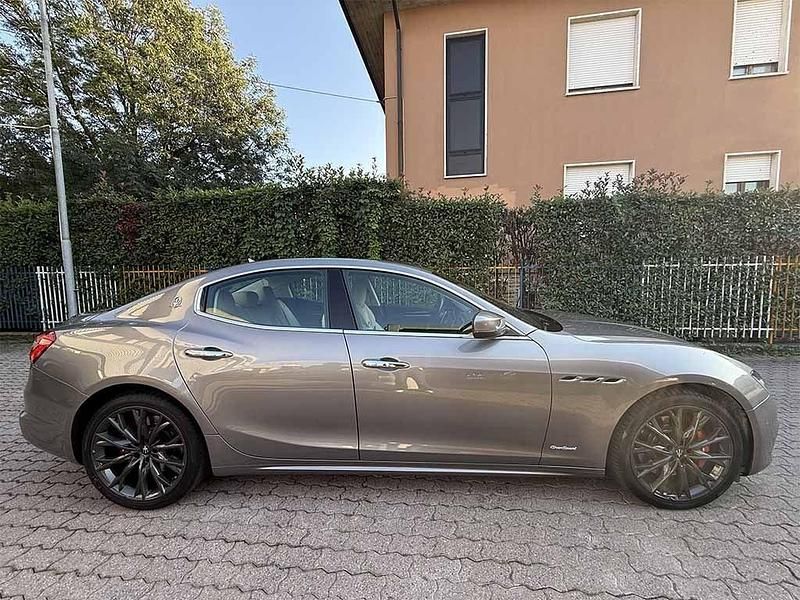 Usata Maserati Ghibli 250 CV (183 kW) 2020 Grigio / metallizzato Berlina