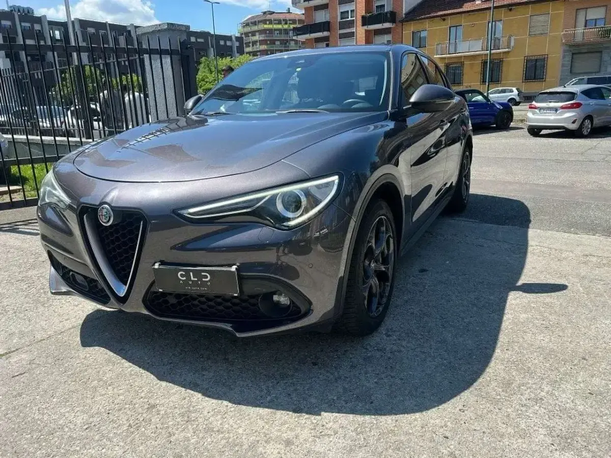 Usata Alfa Romeo Stelvio 180 CV (132 kW) 2018 Grigio scuro SUV